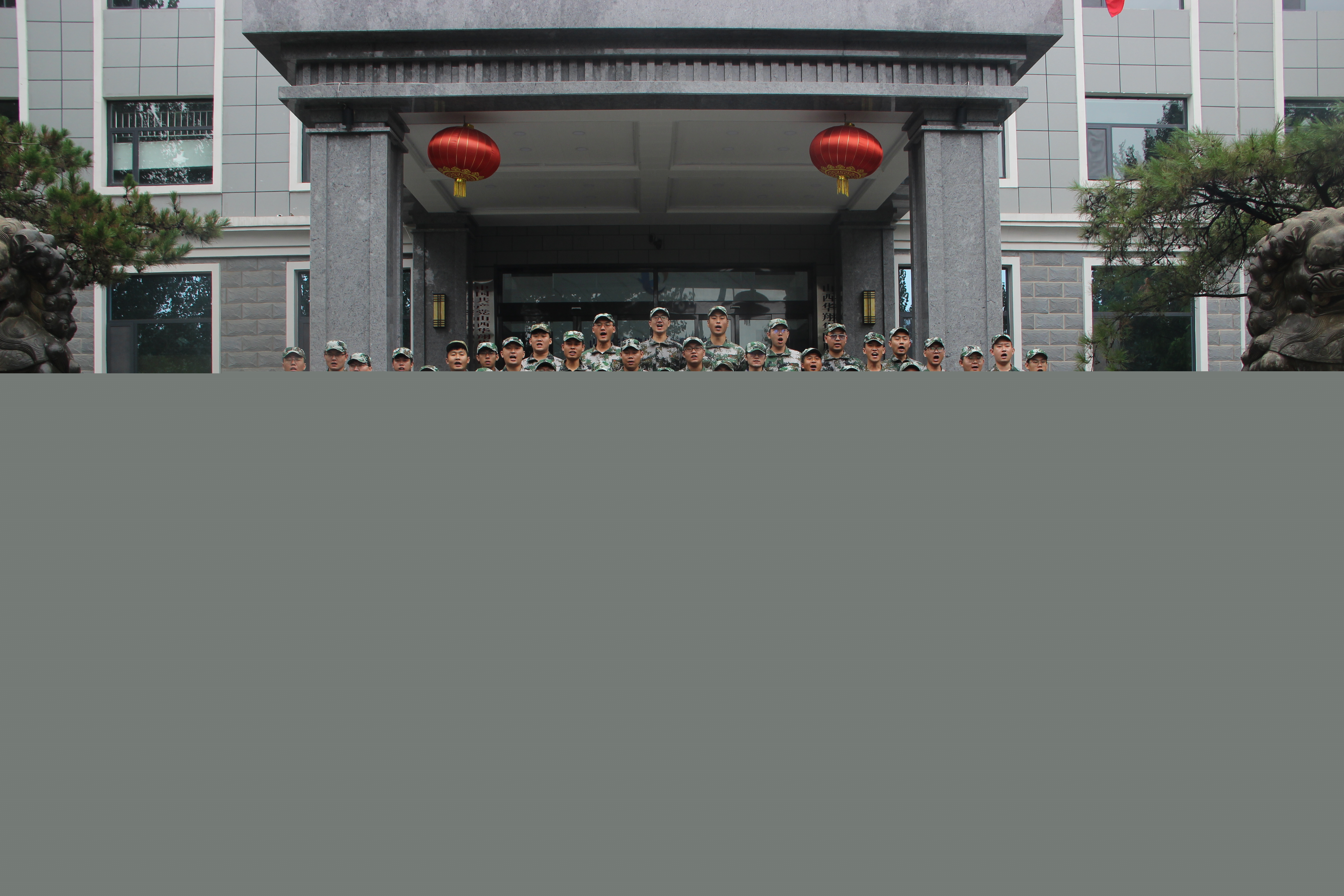 華翔集團(tuán)舉辦2022年校招畢業(yè)生軍訓(xùn)匯演暨入職見(jiàn)面會(huì)