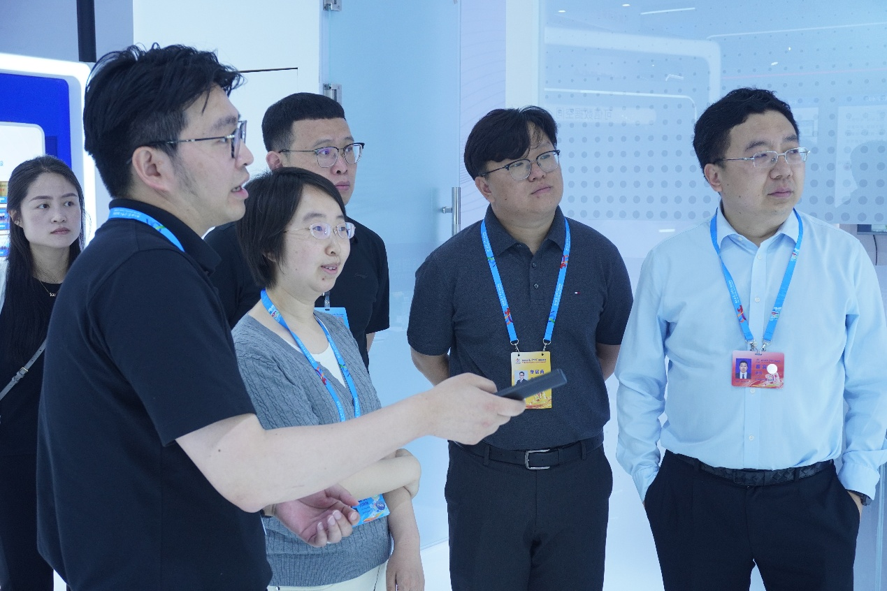 華翔智聯(lián)重磅亮相中國數(shù)字峰會：以“產(chǎn)業(yè)深知+數(shù)字技術(shù)”雙輪驅(qū)動，深度賦能智能制造